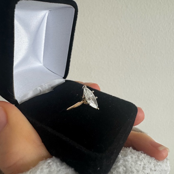 2.21 carat natural diamond marquise engagement ring in 14k yellow gold - Picture 3 of 7